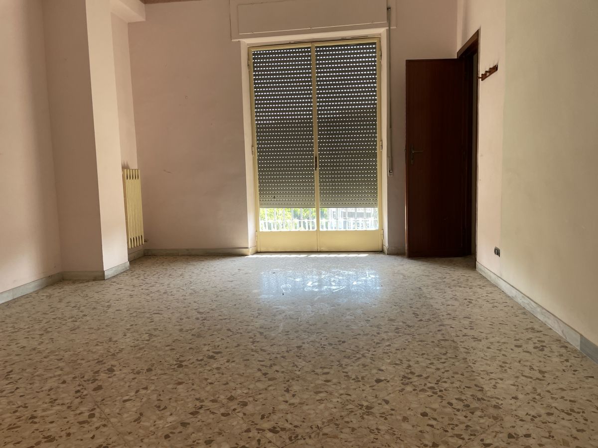 Appartamento di  5 vani /137 mq  a Bari - Libertà  (zona Via Crispi)