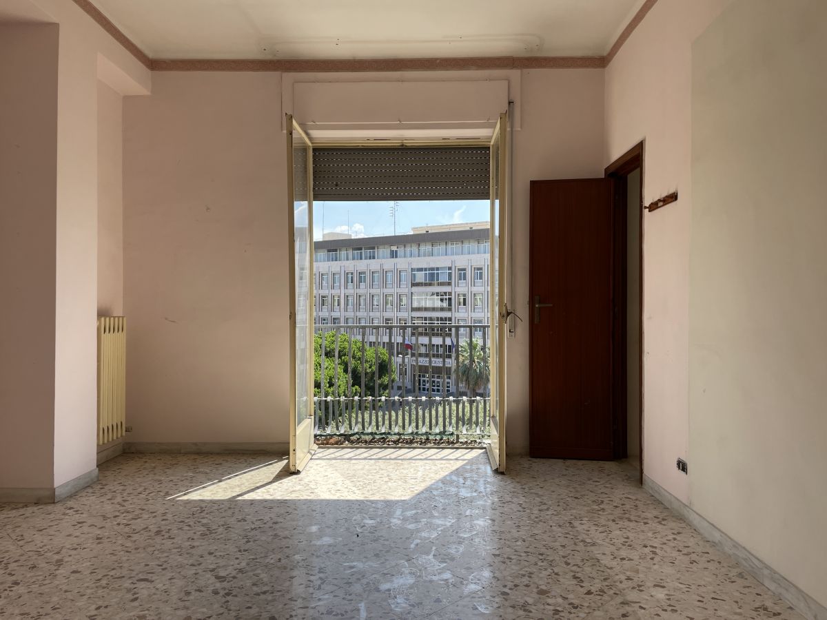 Appartamento di  5 vani /137 mq  a Bari - Libertà  (zona Via Crispi)