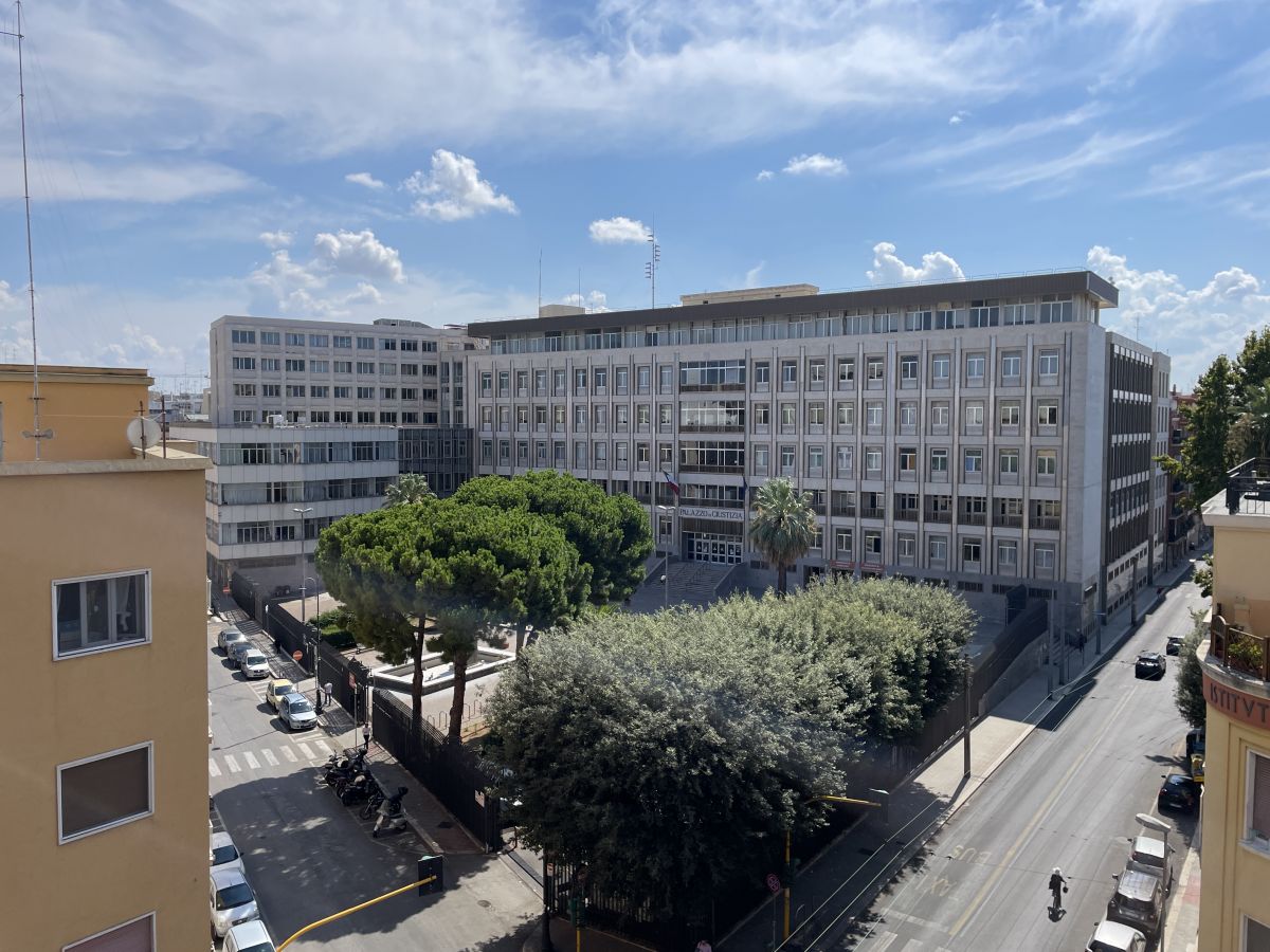 Appartamento di  5 vani /137 mq  a Bari - Libertà  (zona Via Crispi)