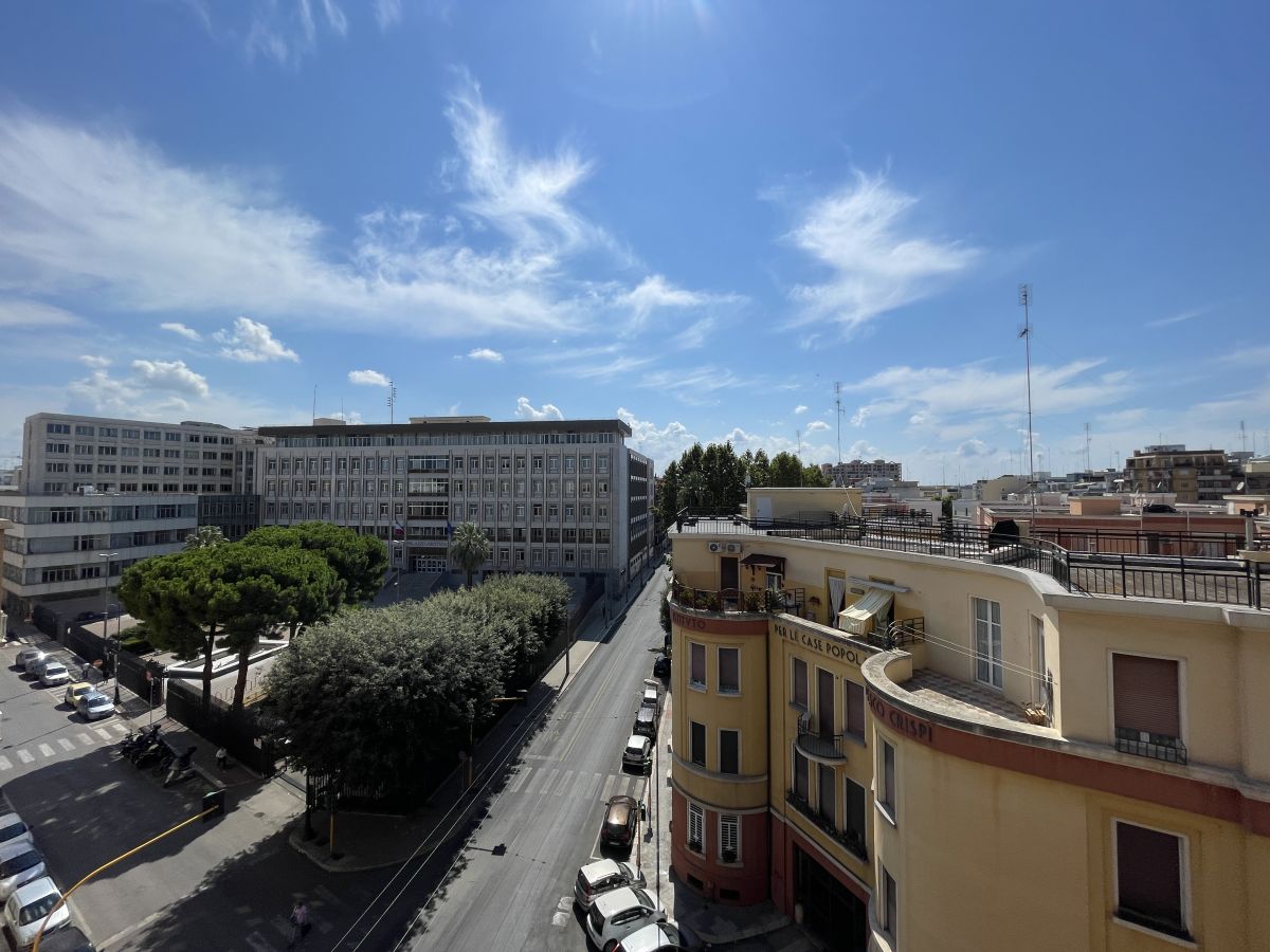 Appartamento di  5 vani /137 mq  a Bari - Libertà  (zona Via Crispi)