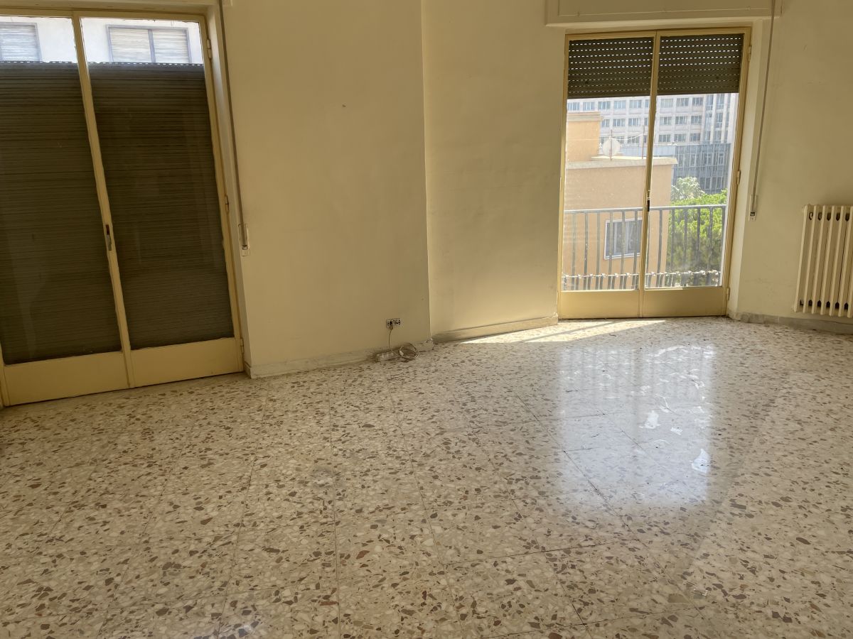 Appartamento di  5 vani /137 mq  a Bari - Libertà  (zona Via Crispi)