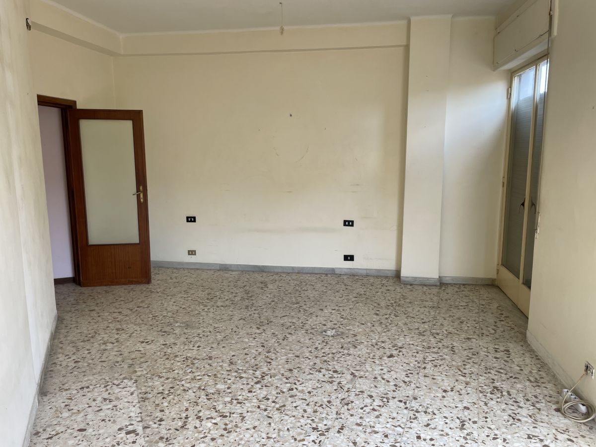 Appartamento di  5 vani /137 mq  a Bari - Libertà  (zona Via Crispi)