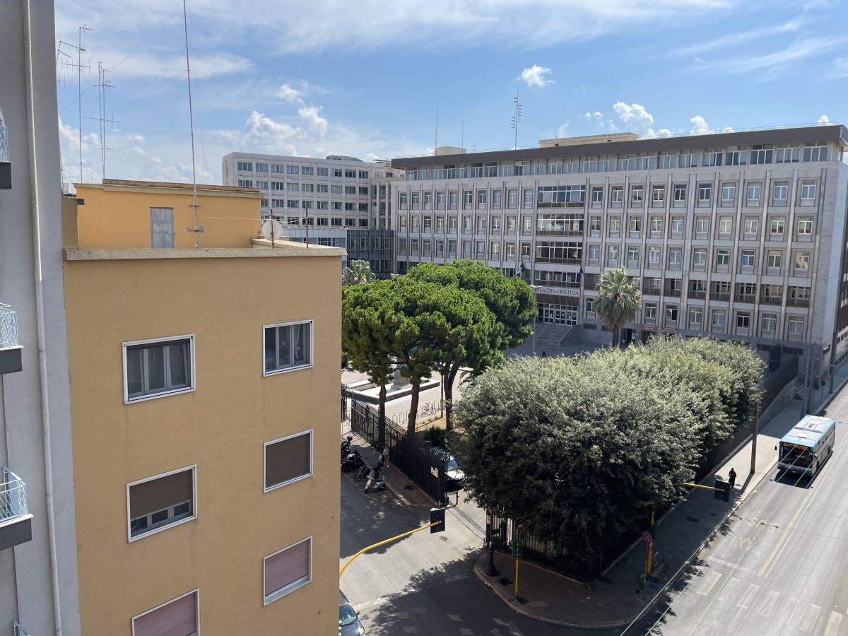 Appartamento di  5 vani /137 mq  a Bari - Libertà  (zona Via Crispi)