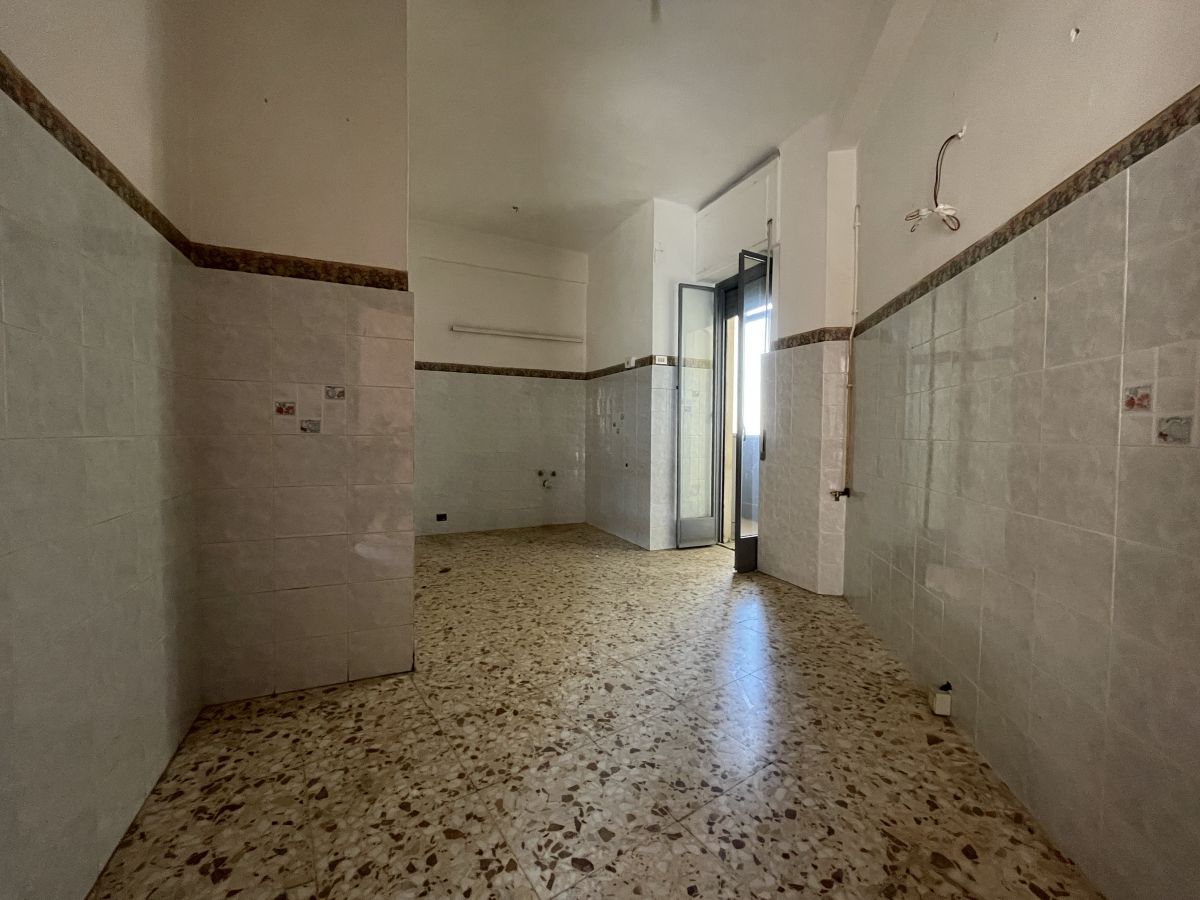 Appartamento di  5 vani /137 mq  a Bari - Libertà  (zona Via Crispi)