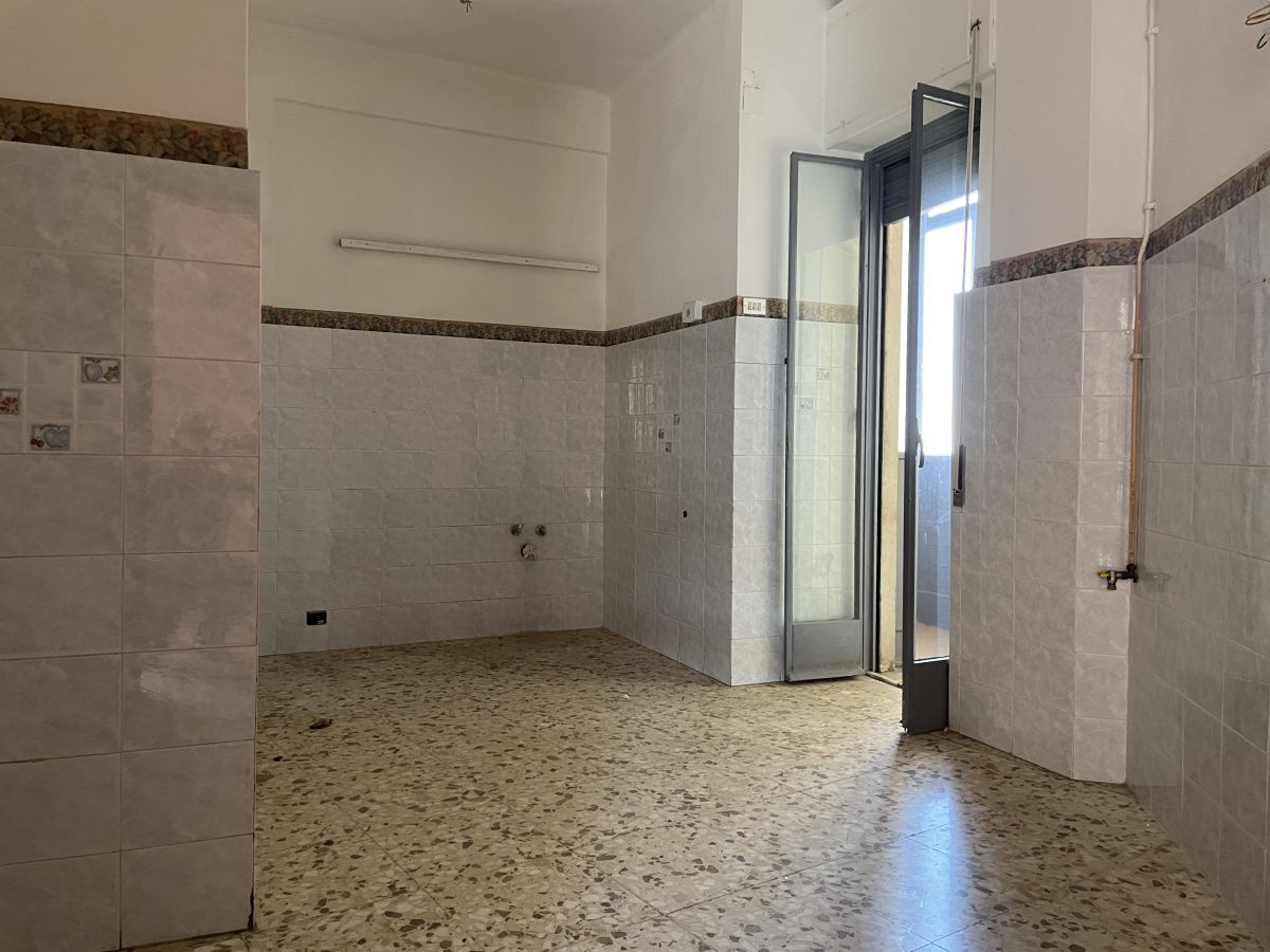 Appartamento di  5 vani /137 mq  a Bari - Libertà  (zona Via Crispi)