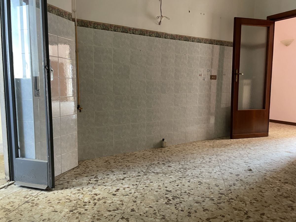 Appartamento di  5 vani /137 mq  a Bari - Libertà  (zona Via Crispi)