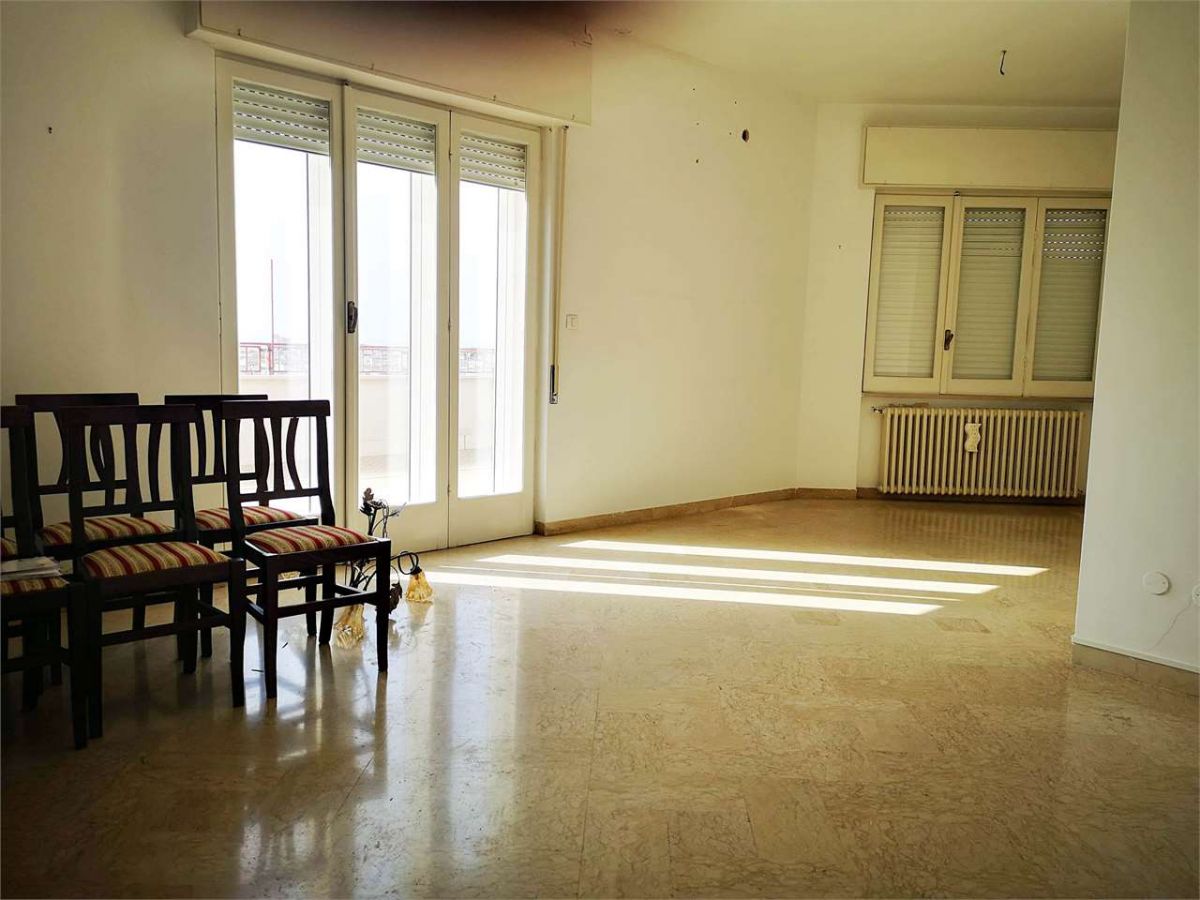 Appartamento di  3 vani /155 mq  a Trani (zona Centro)