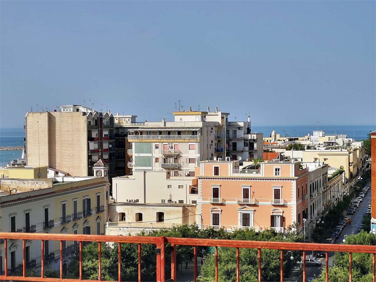 Appartamento di  3 vani /155 mq  a Trani (zona Centro)