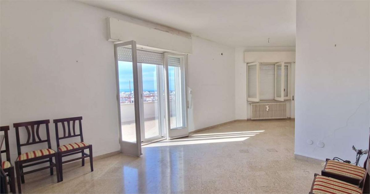 Appartamento di  3 vani /155 mq  a Trani (zona Centro)