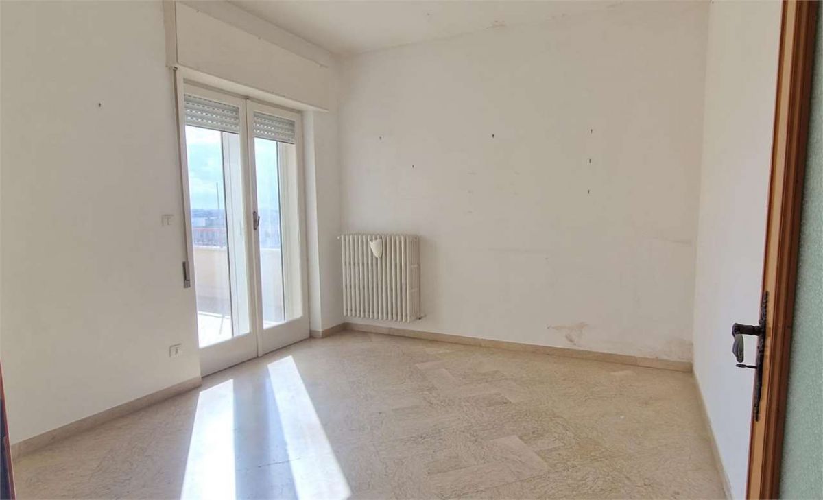 Appartamento di  3 vani /155 mq  a Trani (zona Centro)