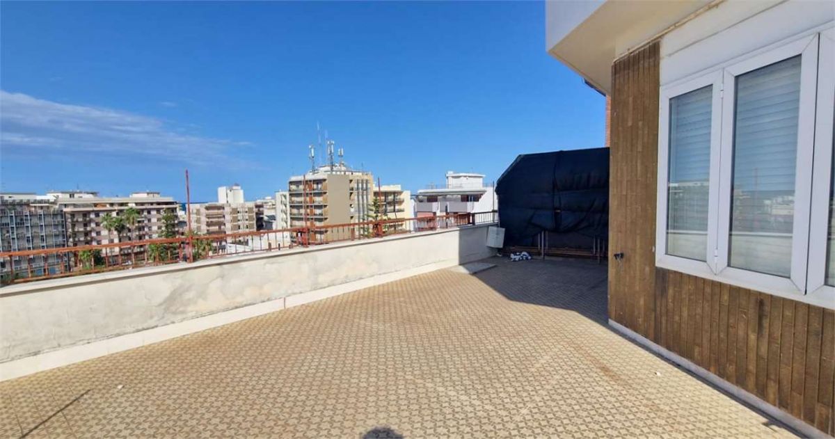 Appartamento di  3 vani /155 mq  a Trani (zona Centro)