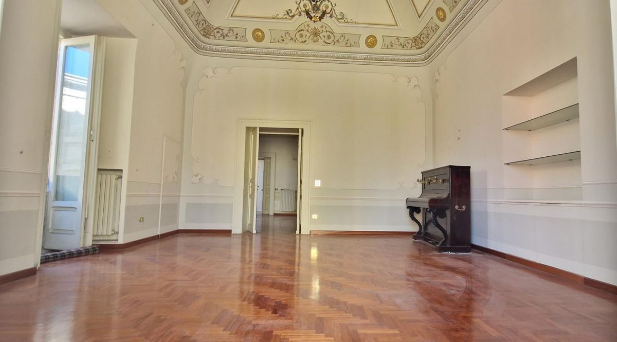 Appartamento di  5 vani /174 mq  a Bisceglie (zona Centro)