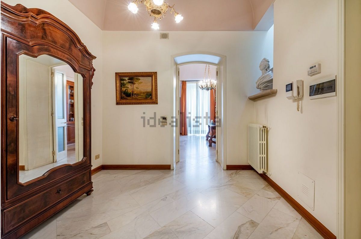 Palazzo / Stabile di  6 vani /242 mq  a Andria (zona Centro)