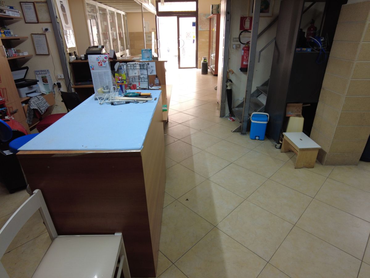 Locale commerciale / Negozio di  1 vani /120 mq  a Bari - Poggiofranco (zona VICINANZE MERCATO SANTA SCOLASTICA)