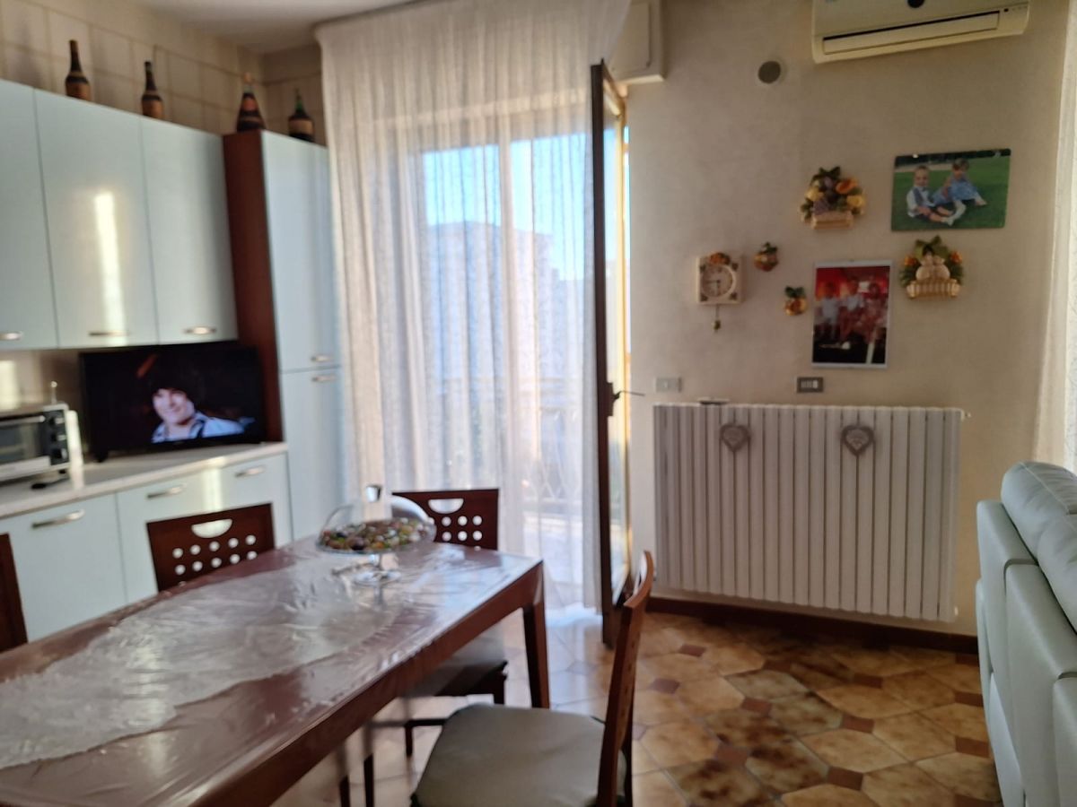 Appartamento di  3 vani /91 mq  a Noicattaro (zona zona via capurso)