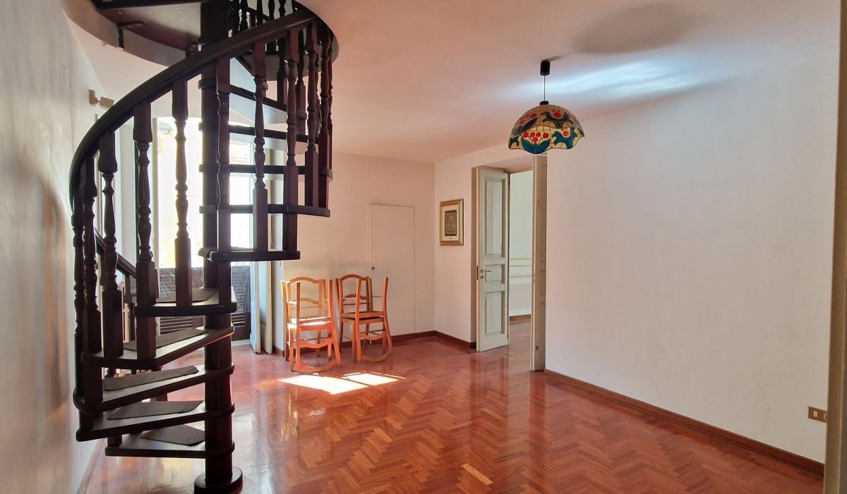 Appartamento di  5 vani /174 mq  a Bisceglie (zona Centro)