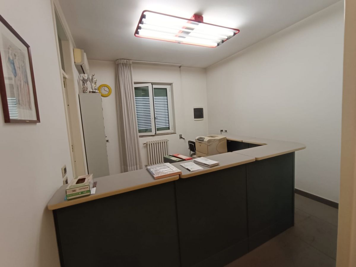 Ufficio di  5 vani /120 mq  a Andria (zona VIA CORATO)