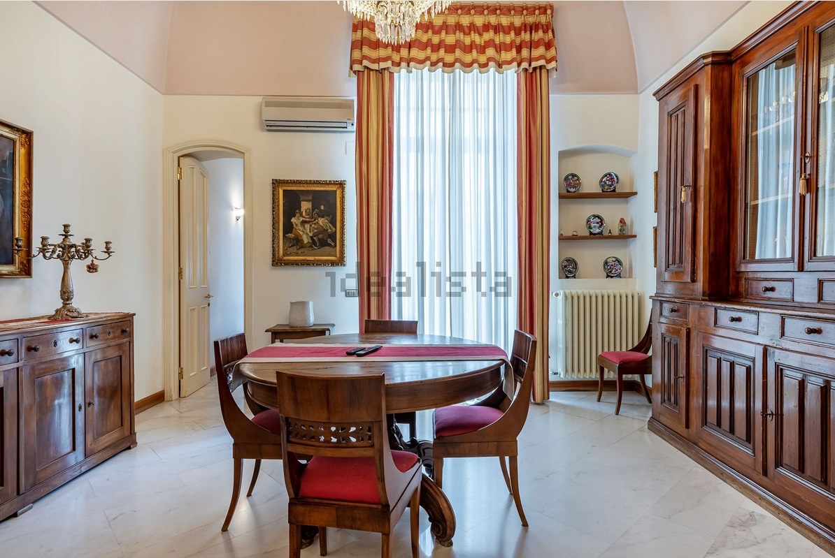 Palazzo / Stabile di  6 vani /242 mq  a Andria (zona Centro)