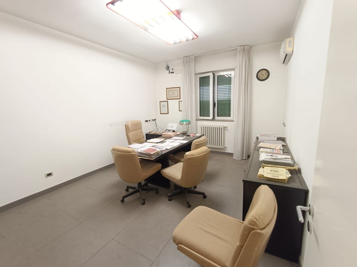 Ufficio di  5 vani /120 mq  a Andria (zona VIA CORATO)