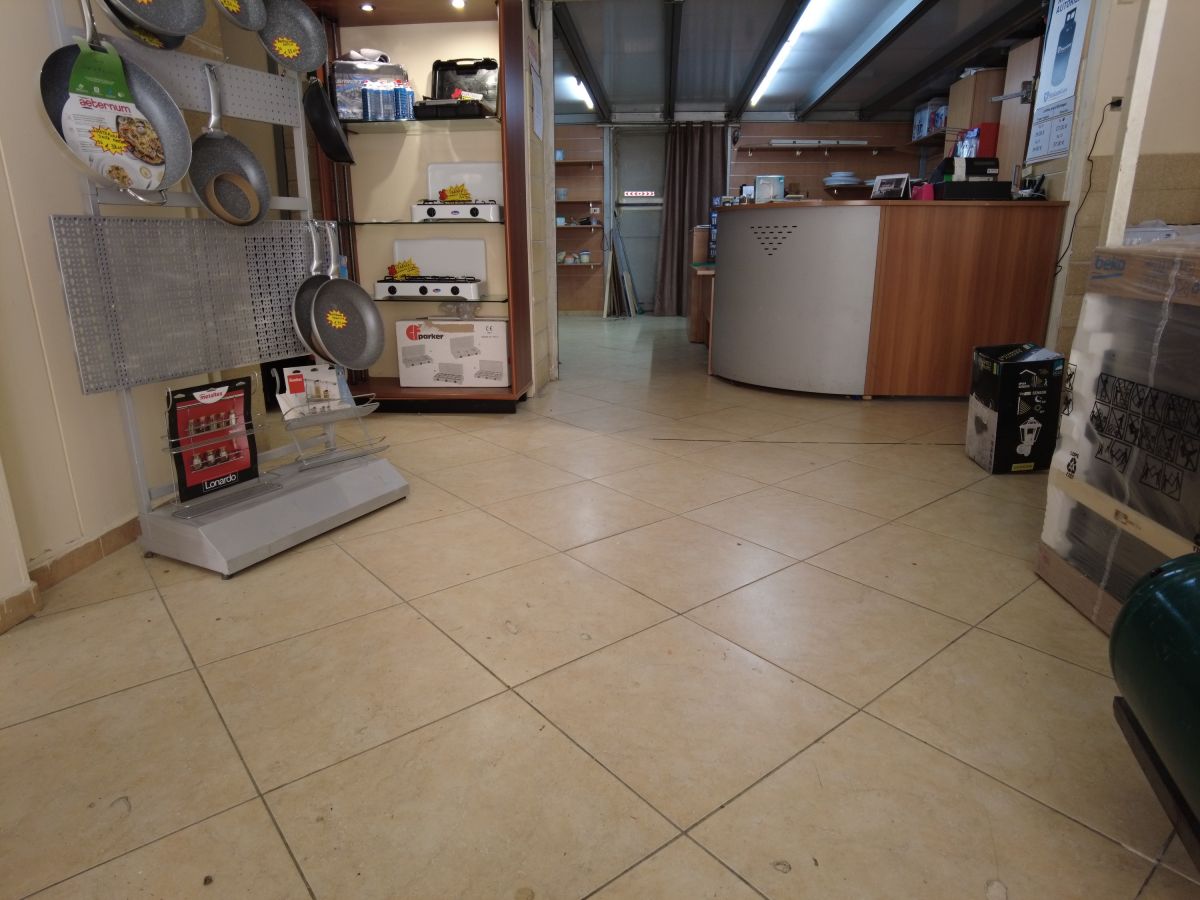 Locale commerciale / Negozio di  1 vani /120 mq  a Bari - Poggiofranco (zona VICINANZE MERCATO SANTA SCOLASTICA)