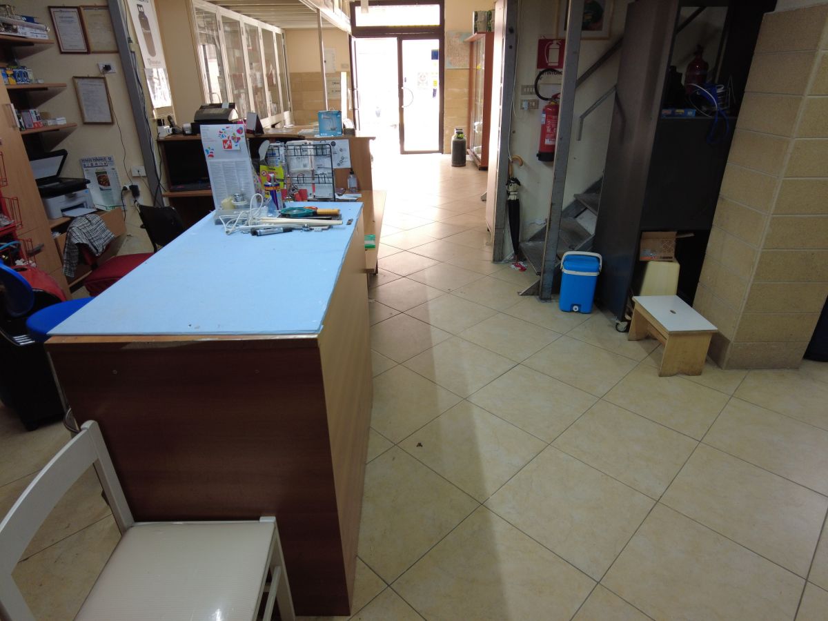 Locale commerciale / Negozio di  1 vani /120 mq  a Bari - Poggiofranco (zona VICINANZE MERCATO SANTA SCOLASTICA)