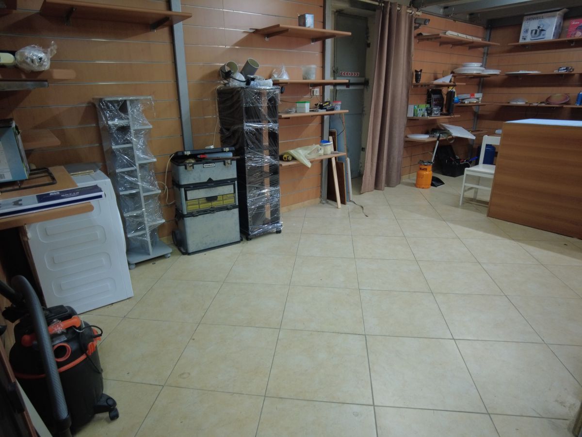 Locale commerciale / Negozio di  1 vani /120 mq  a Bari - Poggiofranco (zona VICINANZE MERCATO SANTA SCOLASTICA)