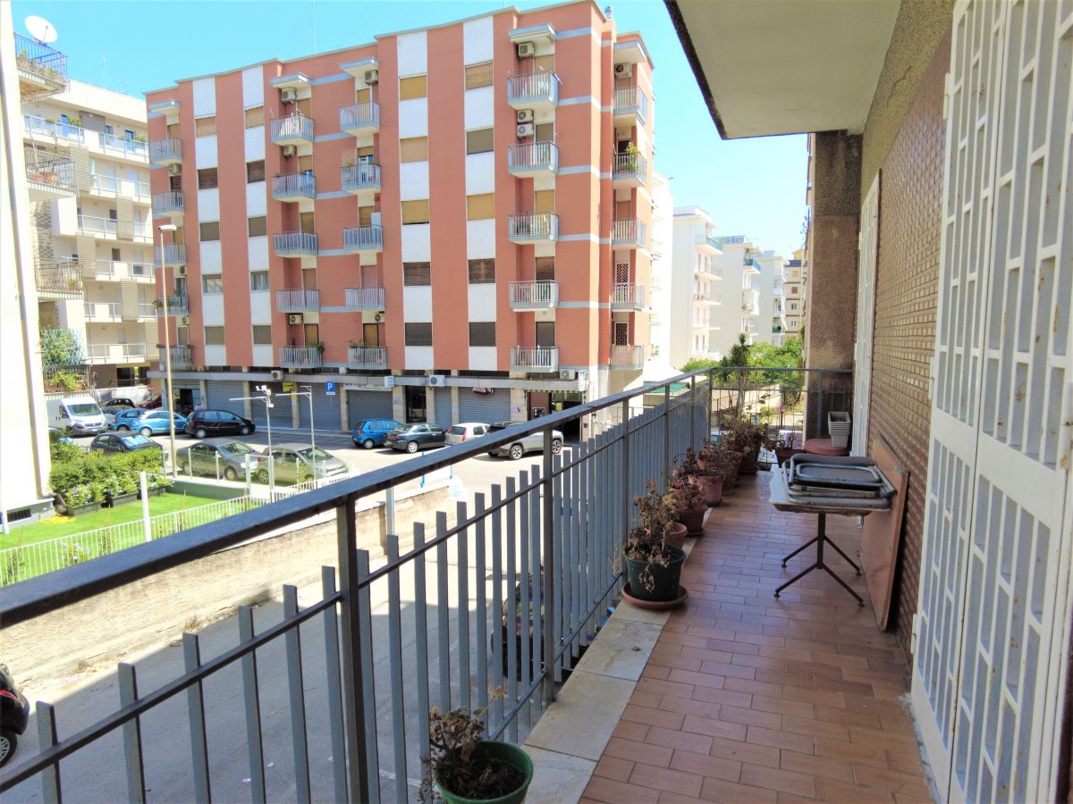 Appartamento di  3 vani /105 mq  a Bari - San Pasquale alta (zona VCINANE PARCO 2 GIUGNO)