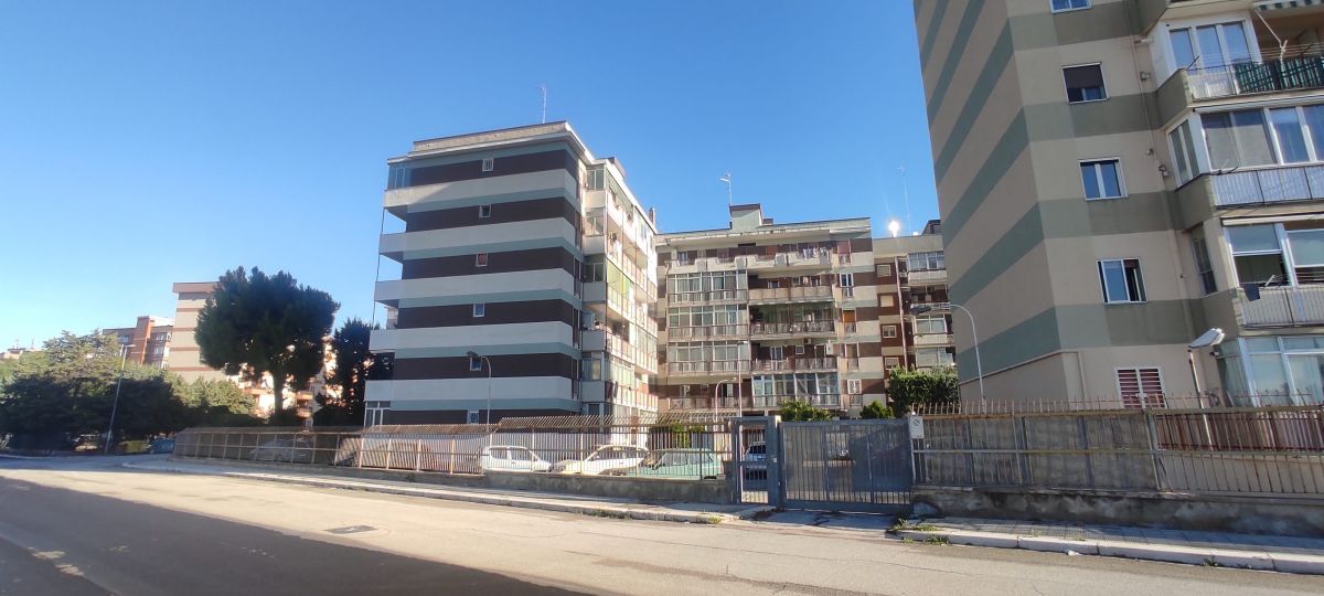 Appartamento di  5 vani /125 mq  a Bari - Japigia (zona Vicinanze mercato coperto ortofrutticolo)