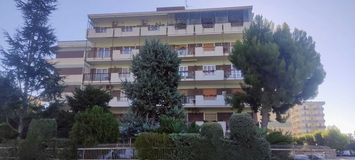 Appartamento di  5 vani /125 mq  a Bari - Japigia (zona Vicinanze mercato coperto ortofrutticolo)