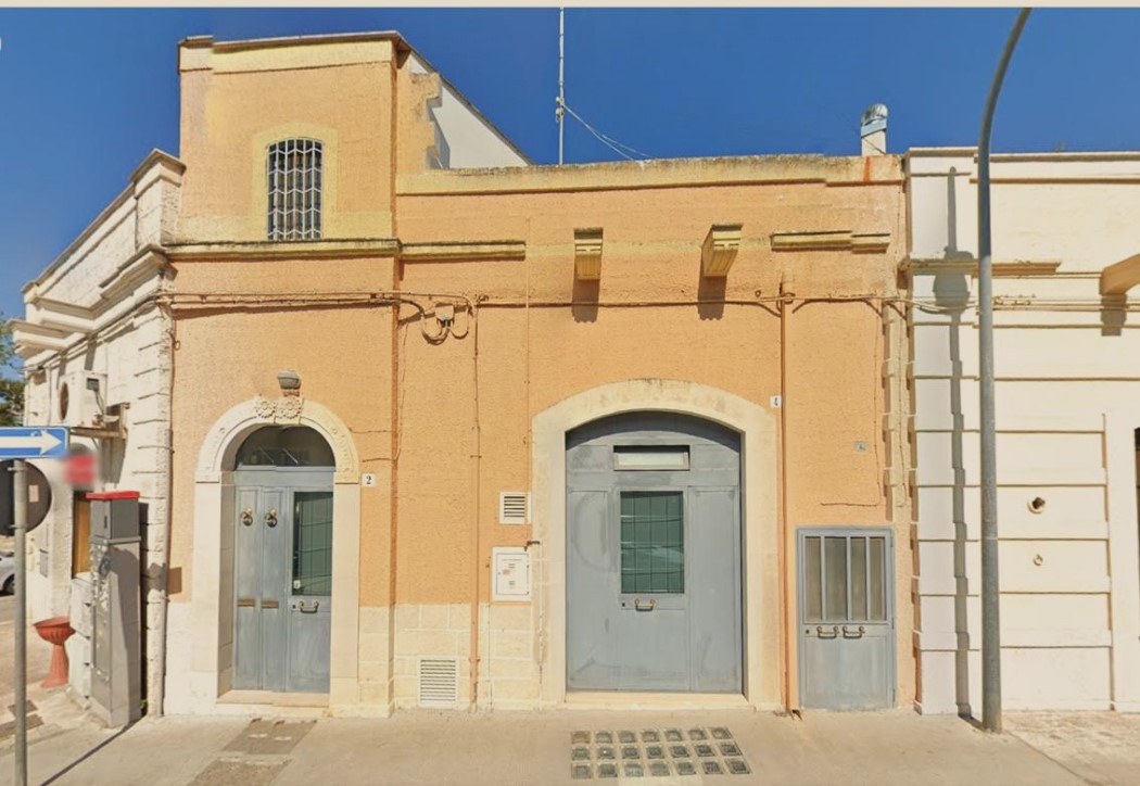 Valenzano centrale, casa indipendente con giardino e posti auto.