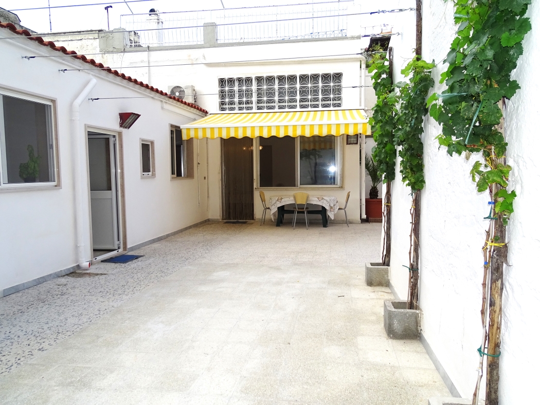 Valenzano centrale, casa indipendente con giardino e posti auto.