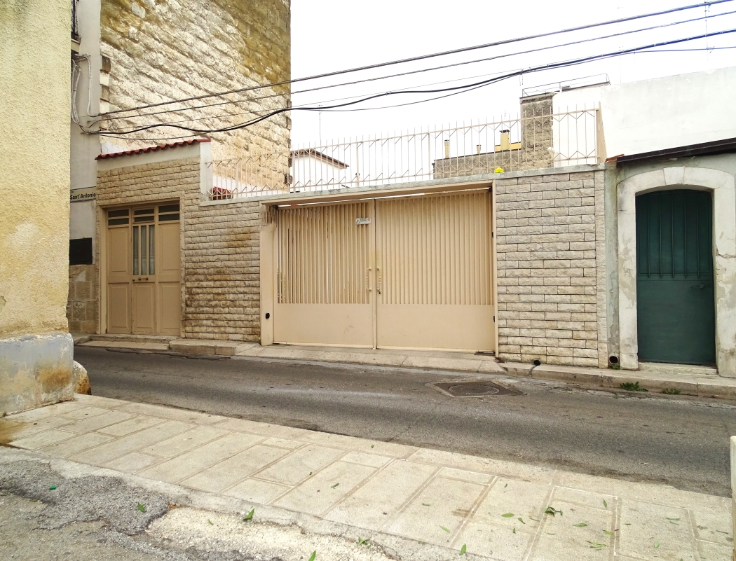 Valenzano centrale, casa indipendente con giardino e posti auto.