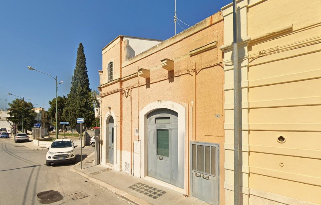 Valenzano centrale, casa indipendente con giardino e posti auto.