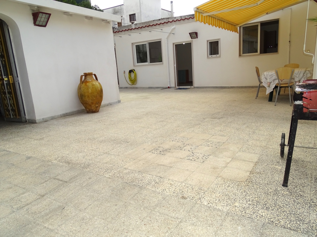 Valenzano centrale, casa indipendente con giardino e posti auto.