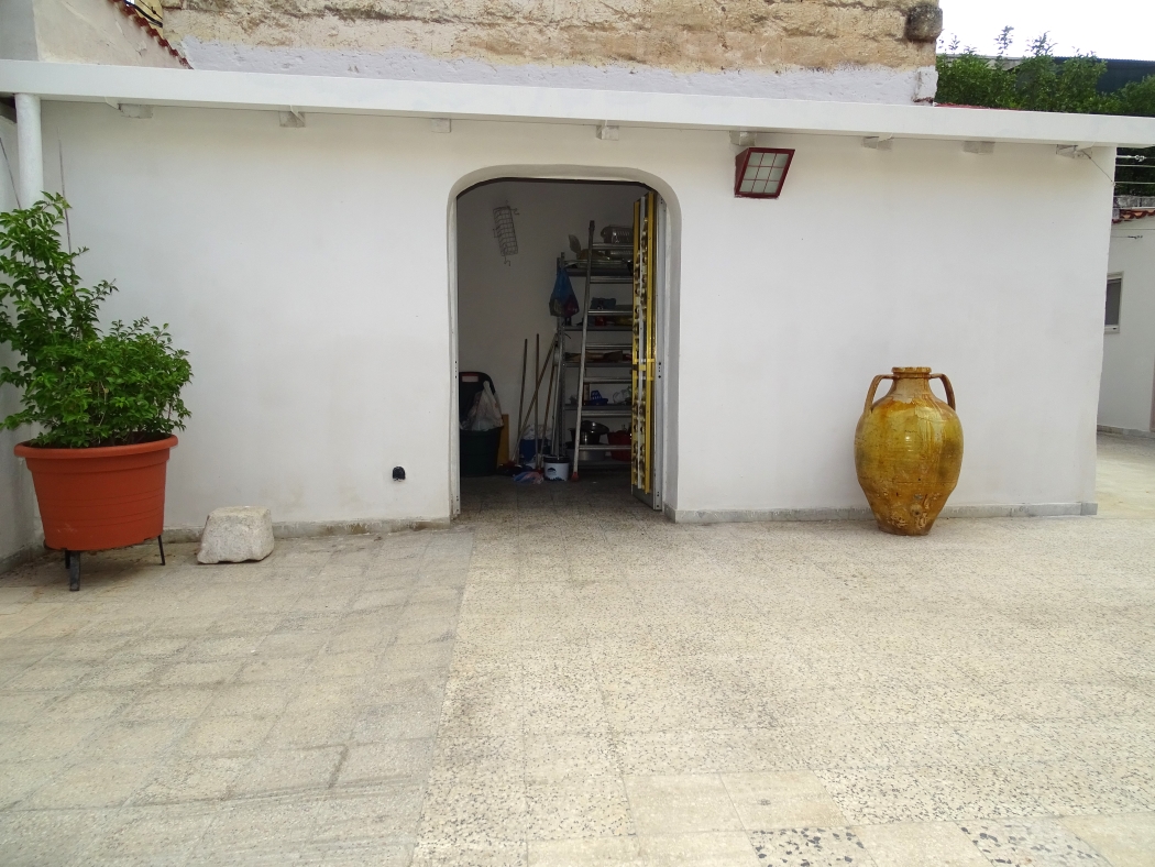 Valenzano centrale, casa indipendente con giardino e posti auto.