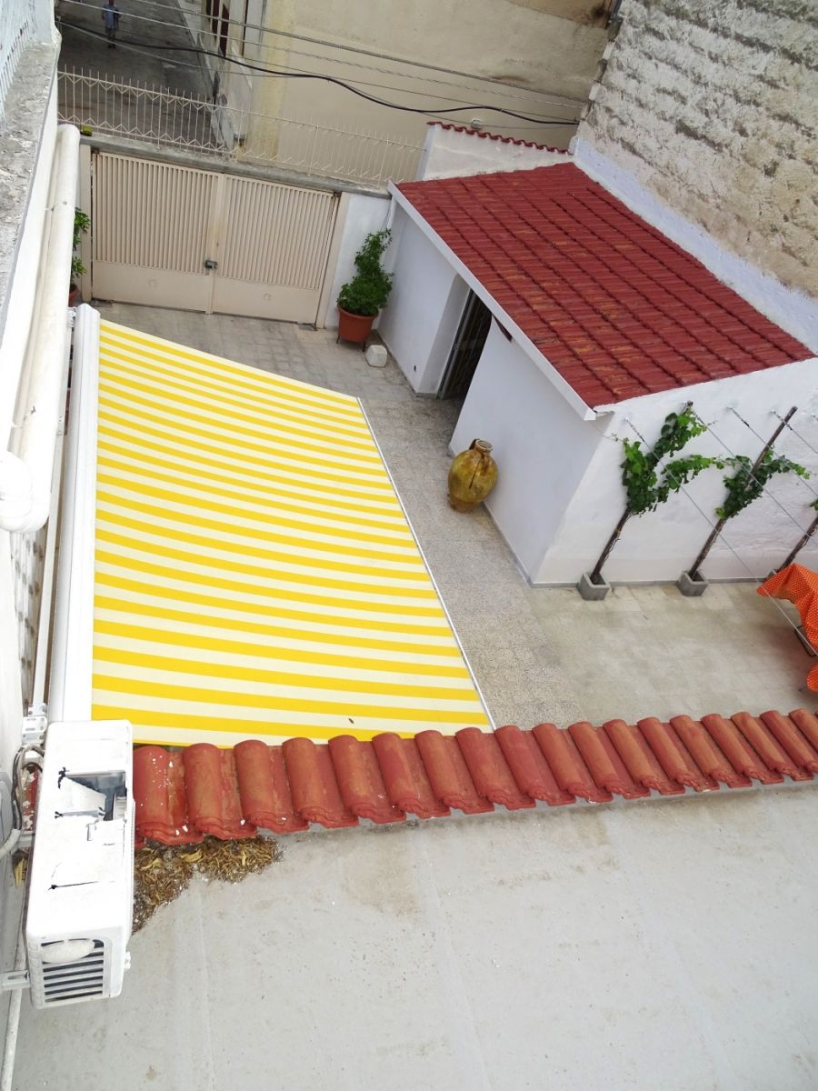 Valenzano centrale, casa indipendente con giardino e posti auto.