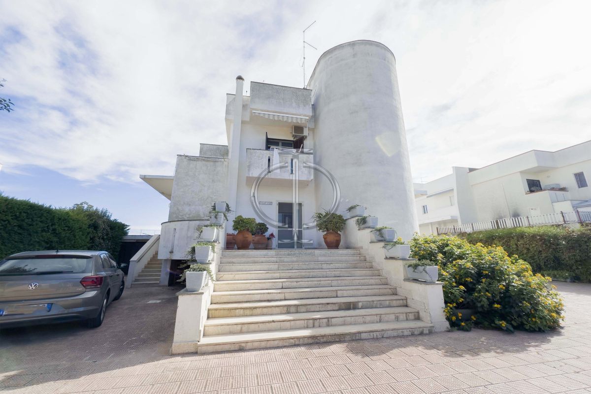 Villa (zona residenziale) di  6 vani /251 mq  a Bari - Palese