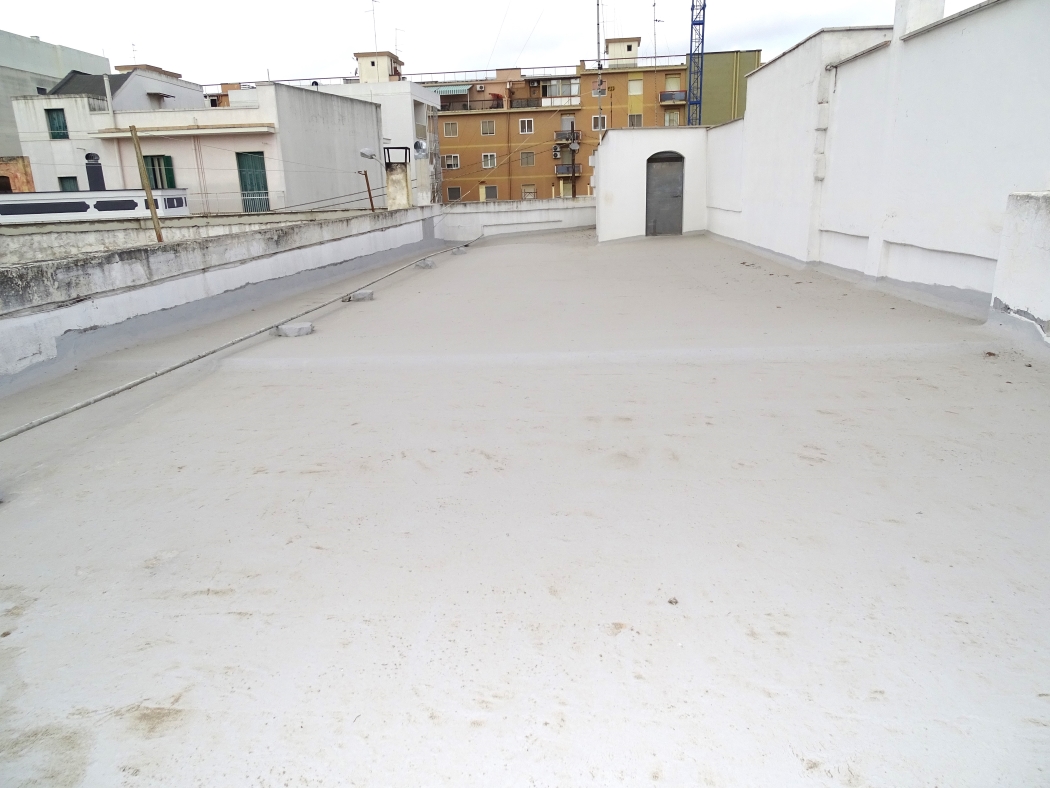 Valenzano centrale, casa indipendente con giardino e posti auto.