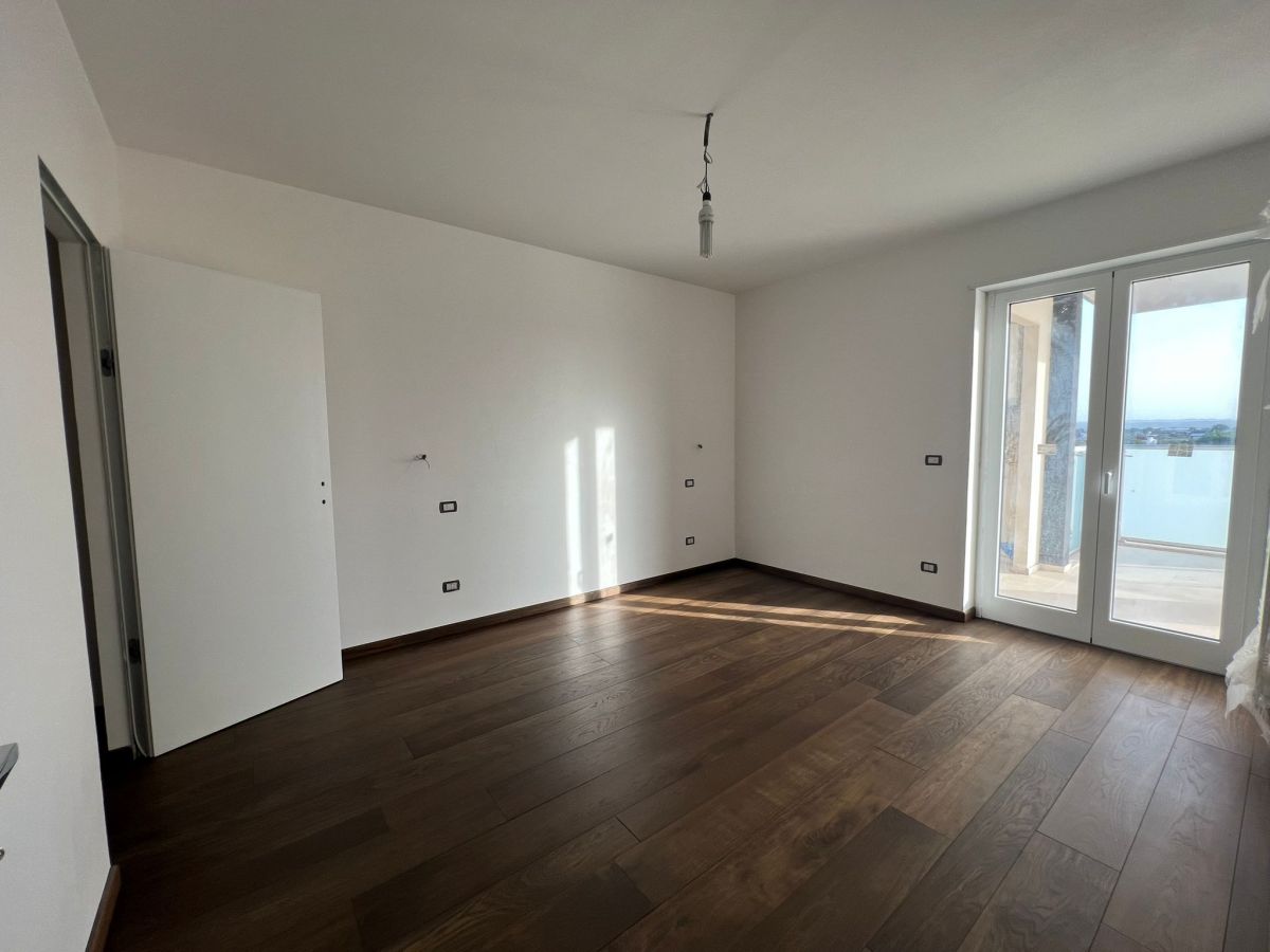 Appartamento di  5 vani /150 mq  a Conversano (zona centro)