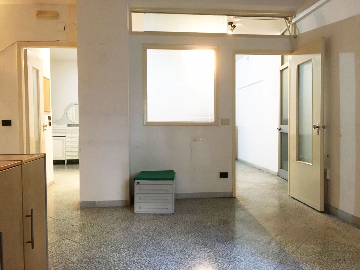 Ufficio di  2 vani /65 mq  a Bari - Picone (zona Policlinico - Stazione)