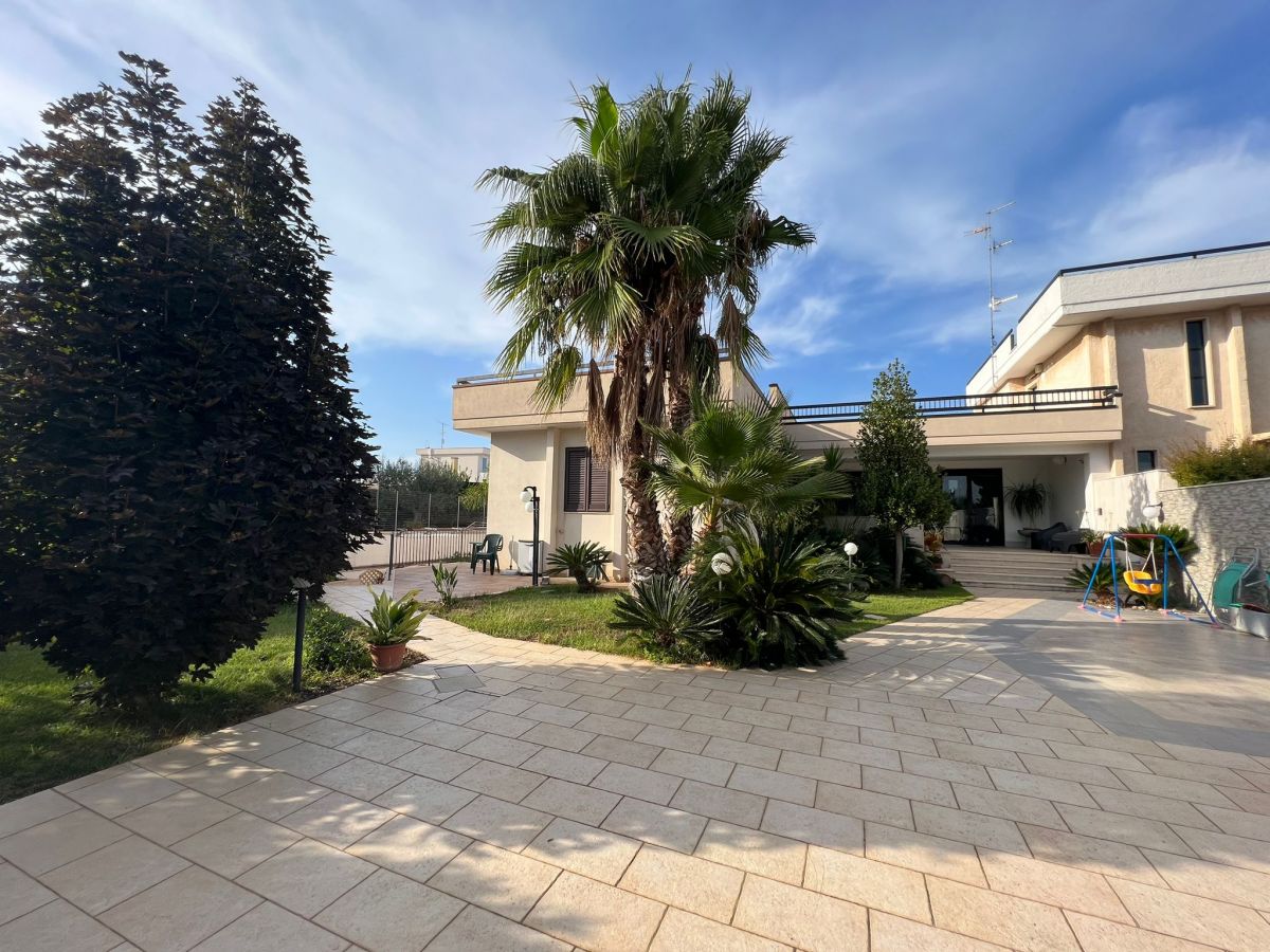 Villa (zona residenziale) di  6 vani /260 mq  a Conversano