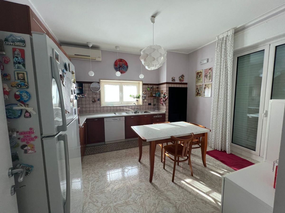 Villa (zona residenziale) di  6 vani /260 mq  a Conversano