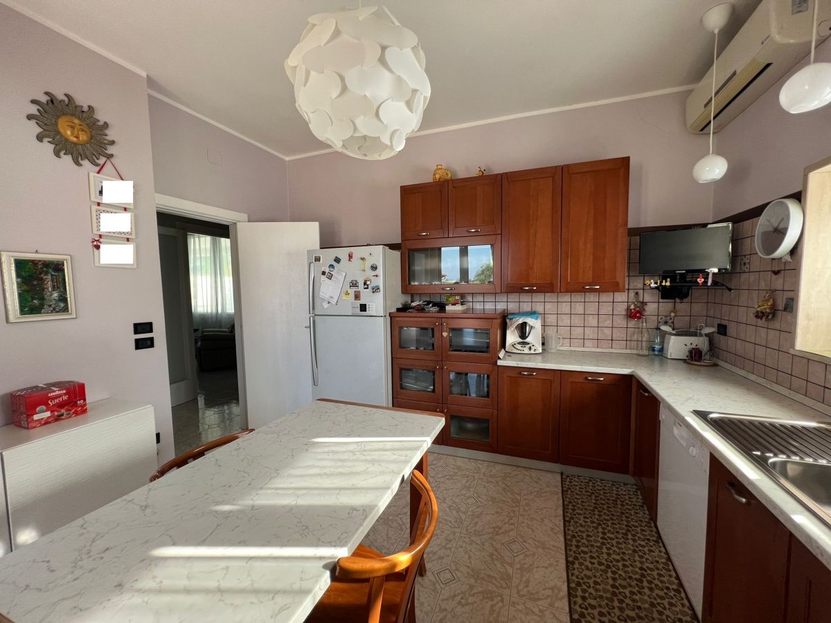 Villa (zona residenziale) di  6 vani /260 mq  a Conversano