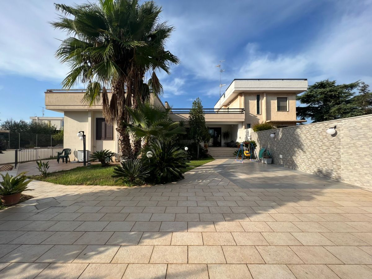 Villa (zona residenziale) di  6 vani /260 mq  a Conversano