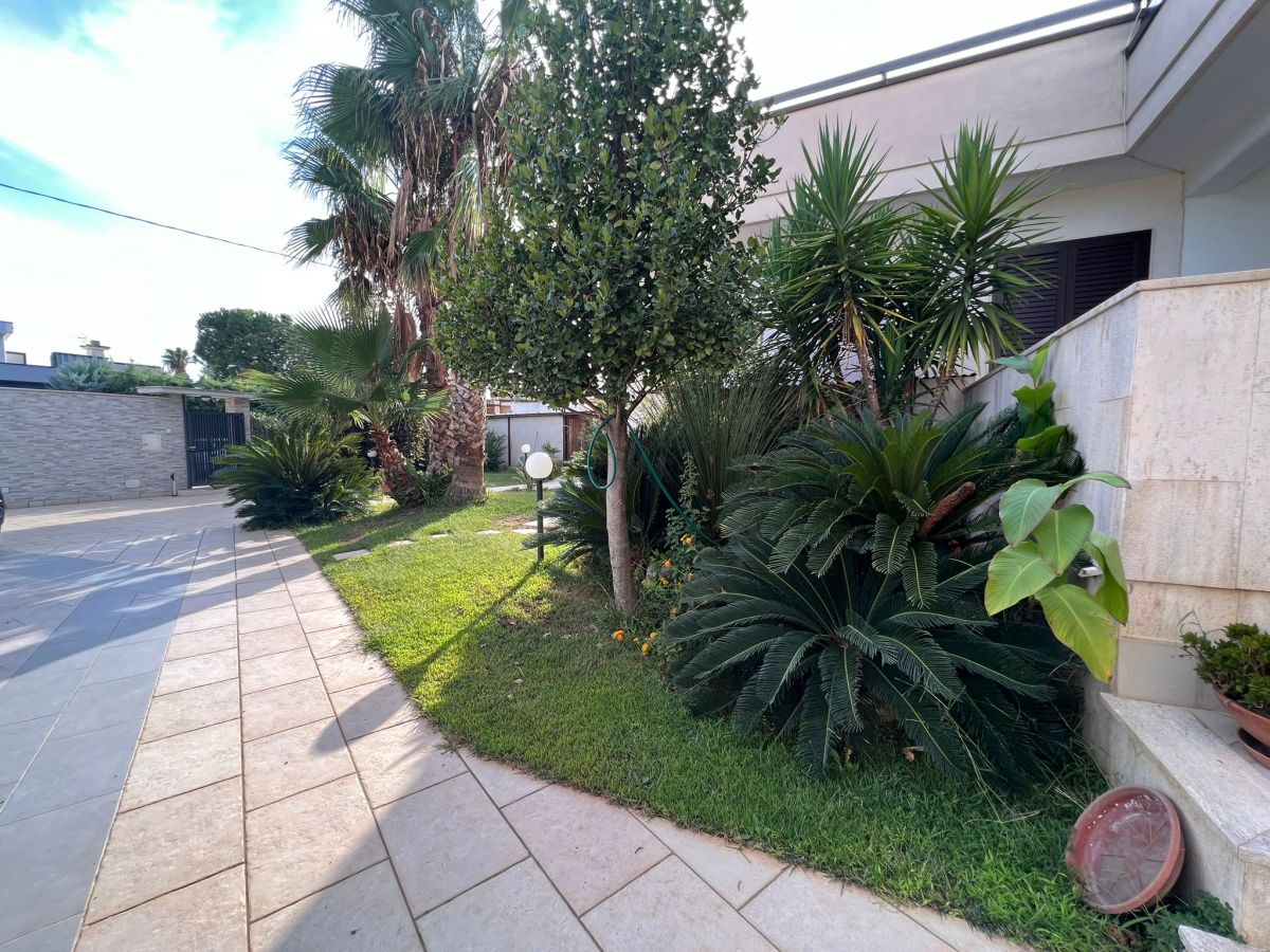 Villa (zona residenziale) di  6 vani /260 mq  a Conversano