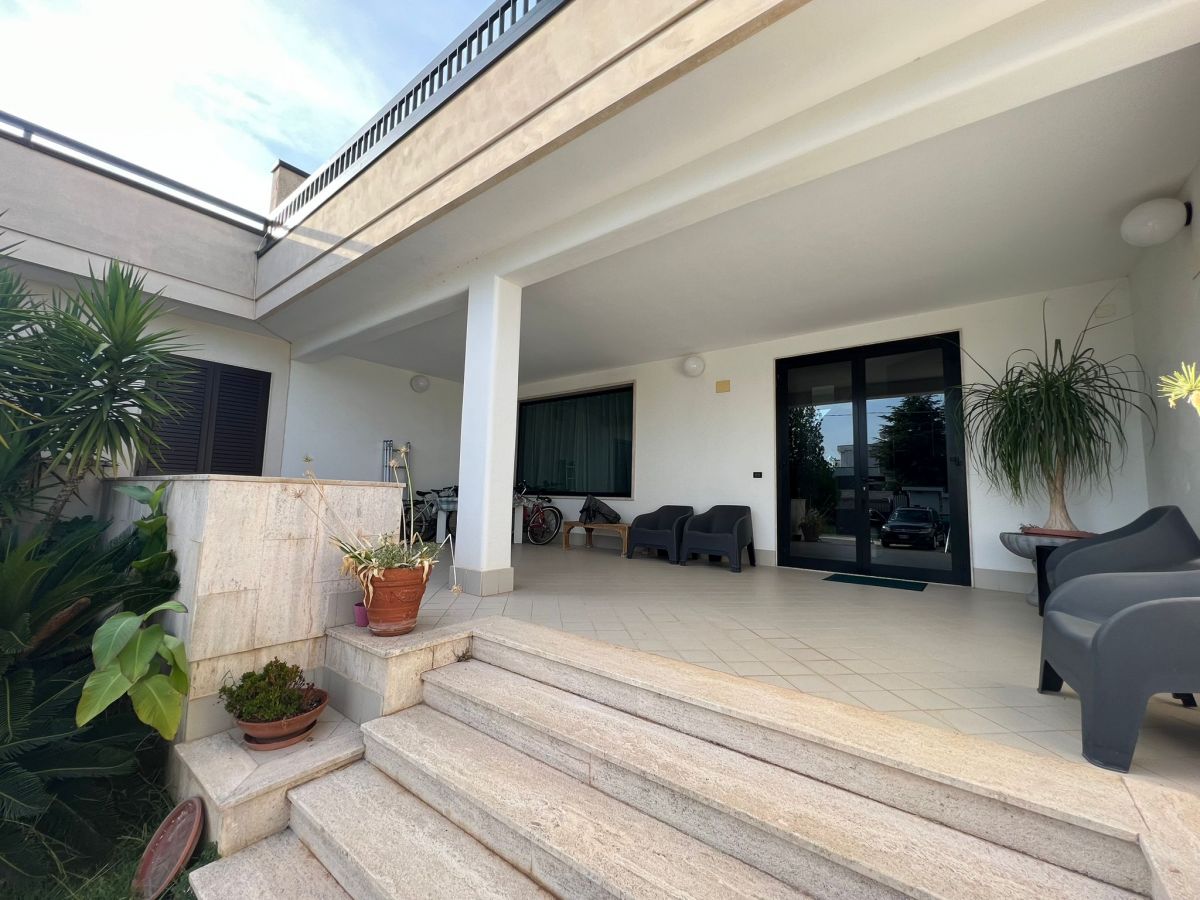 Villa (zona residenziale) di  6 vani /260 mq  a Conversano