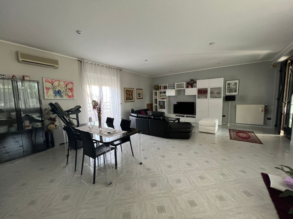 Villa (zona residenziale) di  6 vani /260 mq  a Conversano