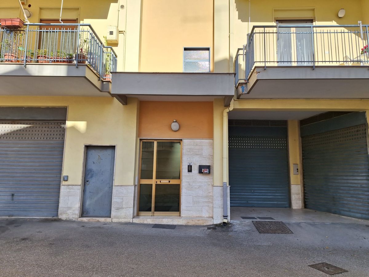 Appartamento di  4 vani /145 mq  a Noicattaro (zona zona via capurso)