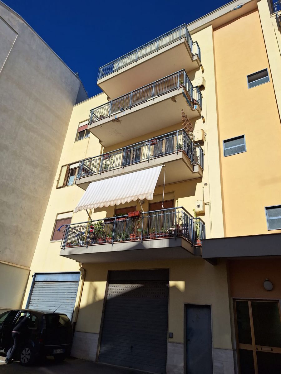 Appartamento di  4 vani /145 mq  a Noicattaro (zona zona via capurso)