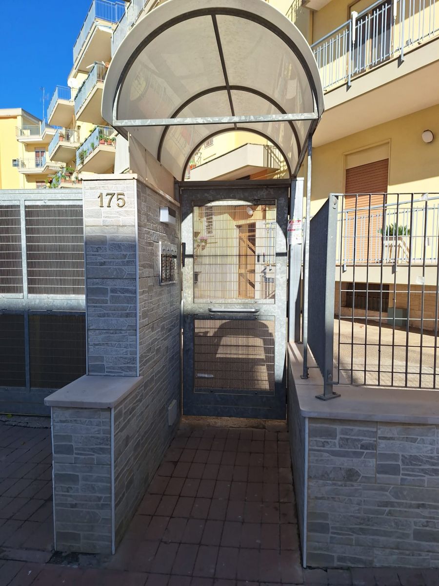 Appartamento di  4 vani /145 mq  a Noicattaro (zona zona via capurso)